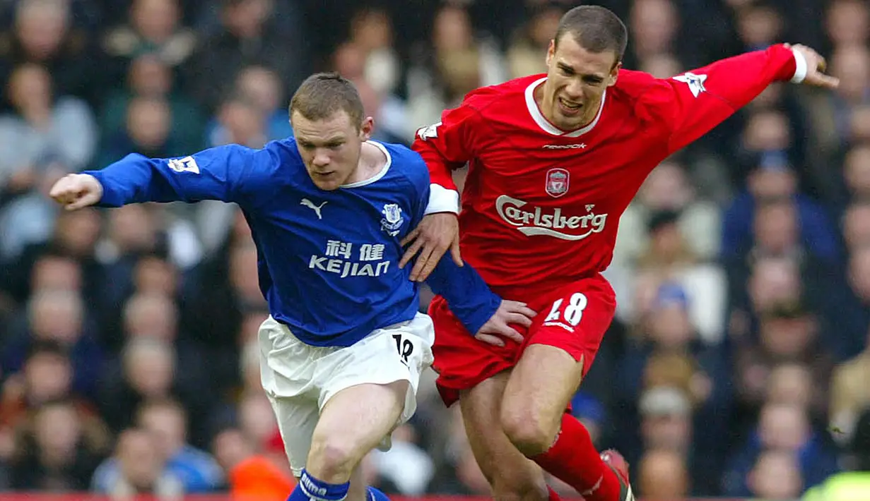 Bruno Cheyrou (kanan) didatangkan Liverpool pada awal musim 2002/2003 setelah tampil menawan bersama Lille. Gelandang yang digadang-gadang sebagai titisan Zinedine Zidane oleh media-media Prancis ini nyatanya gagal tampil maksimal bersama The Reds. Hanya menorehkan 5 gol dari total 48 laga pada dua musim pertamanya, ia akhirnya dipinjamkan selama dua musim ke Marseille (2004/2005) dan Bordeaux (2005/2006). Akibat penampilannya tak kunjung membaik, Liverpool akhirnya melepasnya secara permanen ke Rennes pada awal musim 2006/2007. (AFP/Steve Parkin)
