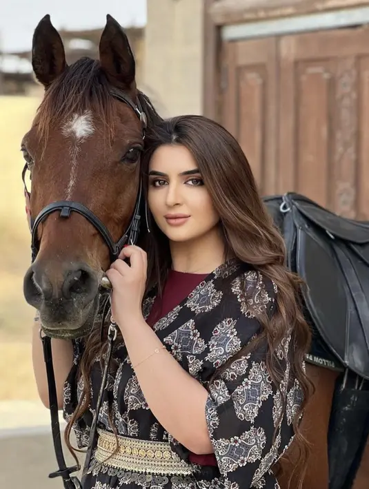 Dengan gaya memikat, ia juga kerap bermain dengan motif paisley. [Foto: Instagram/ hhshmahra]