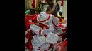 Seorang penjahit tampak menyelesaikan pesanan bendera merah putih di Blok V Pasar Senen, Jakarta, Selasa (4/8/2014) (Liputan6.com/Faizal Fanani)