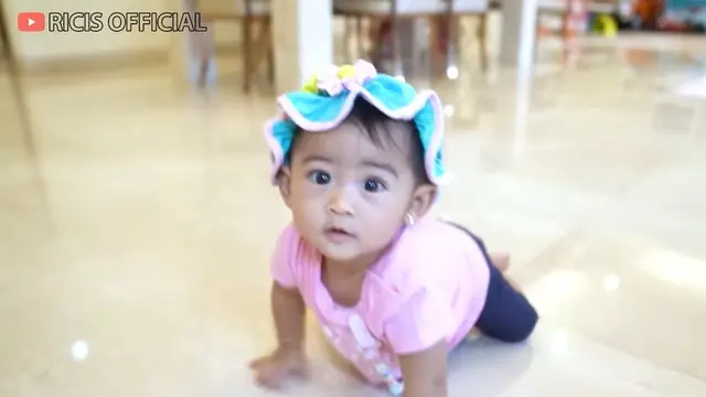 Ria Ricis bersama buah hatinya, Moana (YouTube/Ricis Official)