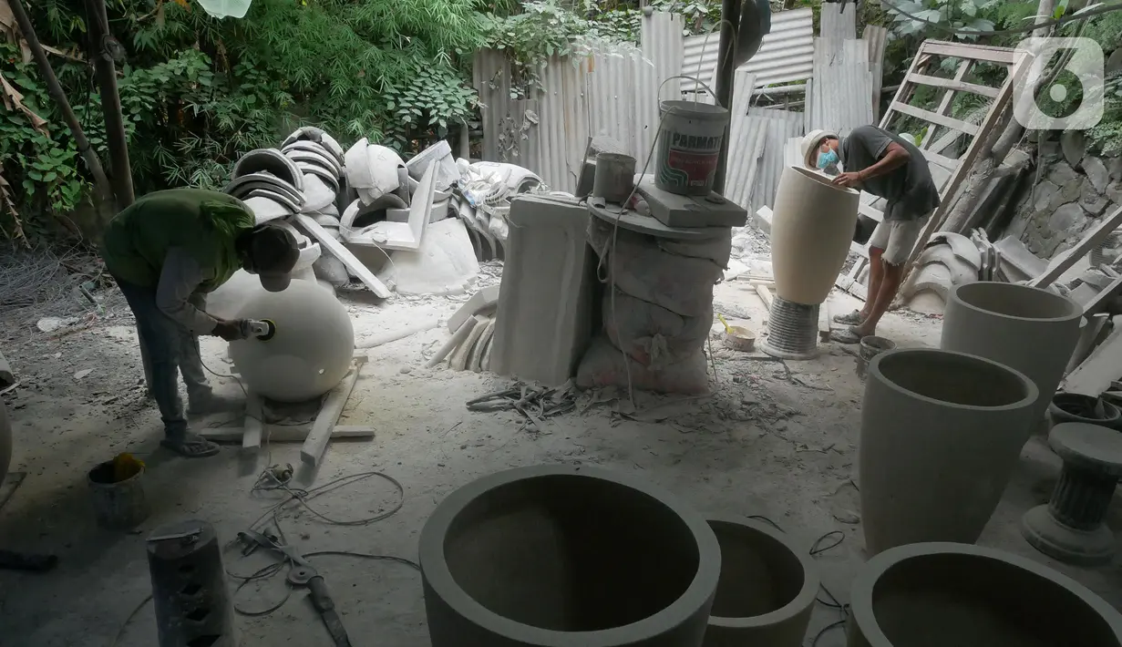 Perajin menyelesaikan pembuatan pot tanaman hias di Pondok Aren, Tangerang, Banten, Minggu (1/8/2021). Akumindo menilai perpanjangan PPKM akan membuat pelaku UMKM semakin tertekan dan diperkirakan mengalami penurunan omzet sebesar 70 hingga 80 persen. (Liputan6.com/Angga Yuniar)