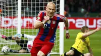 Penyerang Bayern München, Arjen Robben merayakan golnya ke gawang Borussia Dortmund saat berlaga di final DFB Pokal di Olympiastadion, Berlin (18/5/2014). (REUTERS/Michael Dalder)