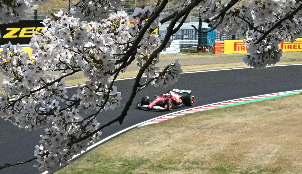 Pembalap Monegasque Ferrari, Charles Leclerc, melaju saat sesi latihan pertama Grand Prix Jepang Formula Satu di sirkuit Suzuka, prefektur Mie pada 4 April 2025. (MOHD RASFAN/AFP)