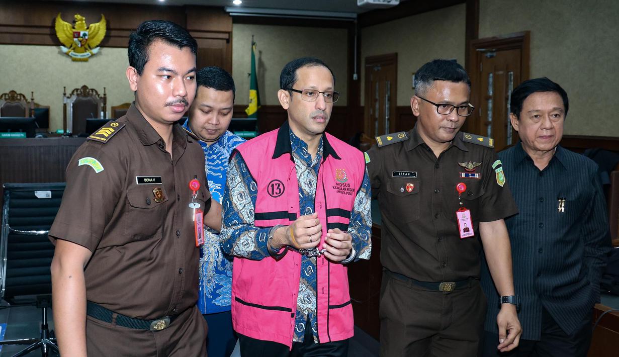 Ia menyebutkan bahwa 90% dari tim tersebut diambil dari internal kementerian berdasarkan rekam jejak mereka. Tampak dalam foto, mantan Menteri Pendidikan, Kebudayaan, Riset, dan Teknologi (Mendikbudristek), Nadiem Makarim (kiri), usai mengikuti sidang lanjutan di Pengadilan Tindak Pidana Korupsi (Tipikor) Jakarta, Senin (11/5/2026). (merdeka.com/Arie Basuki)