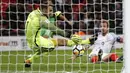 Kiper Slovenia, Jan Oblak, berusaha menghalau bola tendangan Harry Kane pada laga Kualifikasi Piala Dunia 2018 di Stadion Wembley, Kamis (5/10/2017). Inggris menang 1-0 atas Slovenia. (AP/Kirsty Wigglesworth)