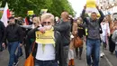 Para pengusaha berdemonstrasi di Warsawa, Polandia, Kamis (7/5/2020). Para pengusaha mendesak pemerintah lebih banyak dalam membantu bisnis mereka agar mampu bertahan menghadapi pandemi virus corona COVID-19.(JANEK SKARZYNSKI/AFP)