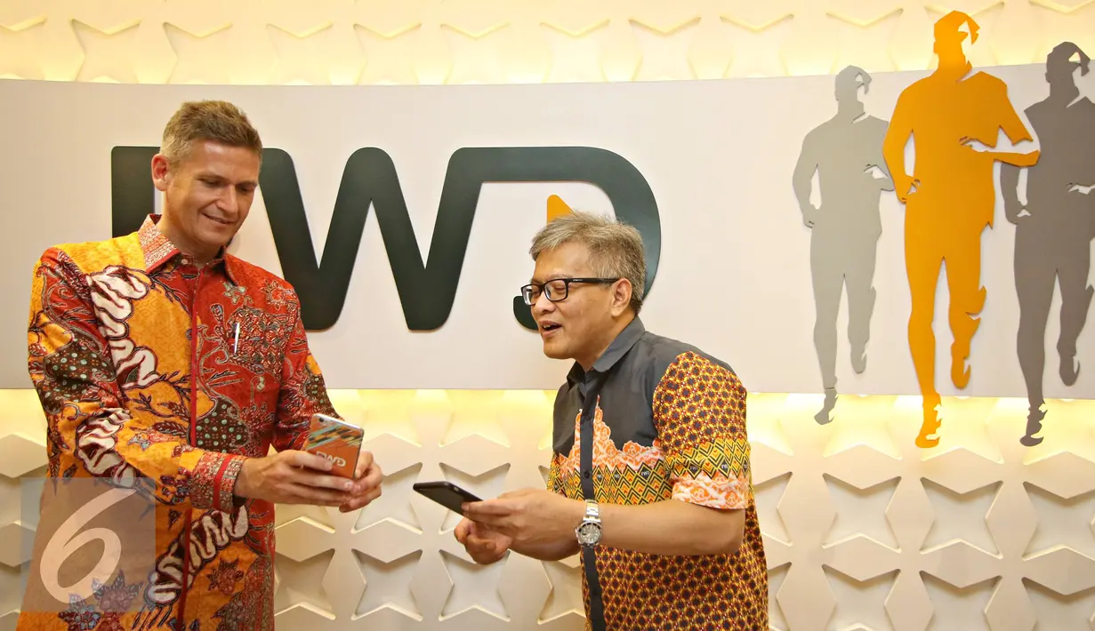 Presdir FWD Life Rudi Kamdani (kanan) dan Vice Presdir FWD Life Jens Reisch berbincang saat peluncuran FWD 24/7 Digital Service, Jakarta, Senin (9/5). (Liputan6.com/Immanuel Antonius )