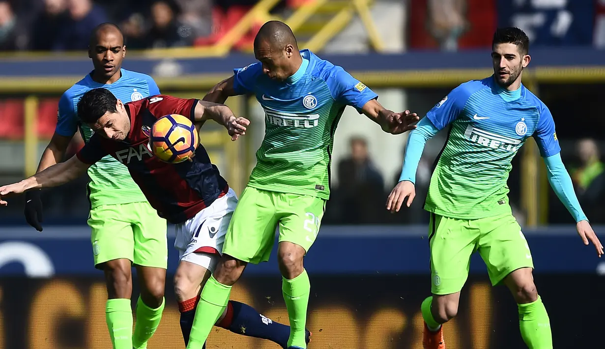 Pemain Bologna, Adam Nagy (kiri) berusaha melewati hadangan para pemain Inter Milan pada lanjutan Serie A di Stadio Renato Dell'Ara, Italy, (19/2/2017). Inter menang 1-0. (AFP/Filippo Monteforte)