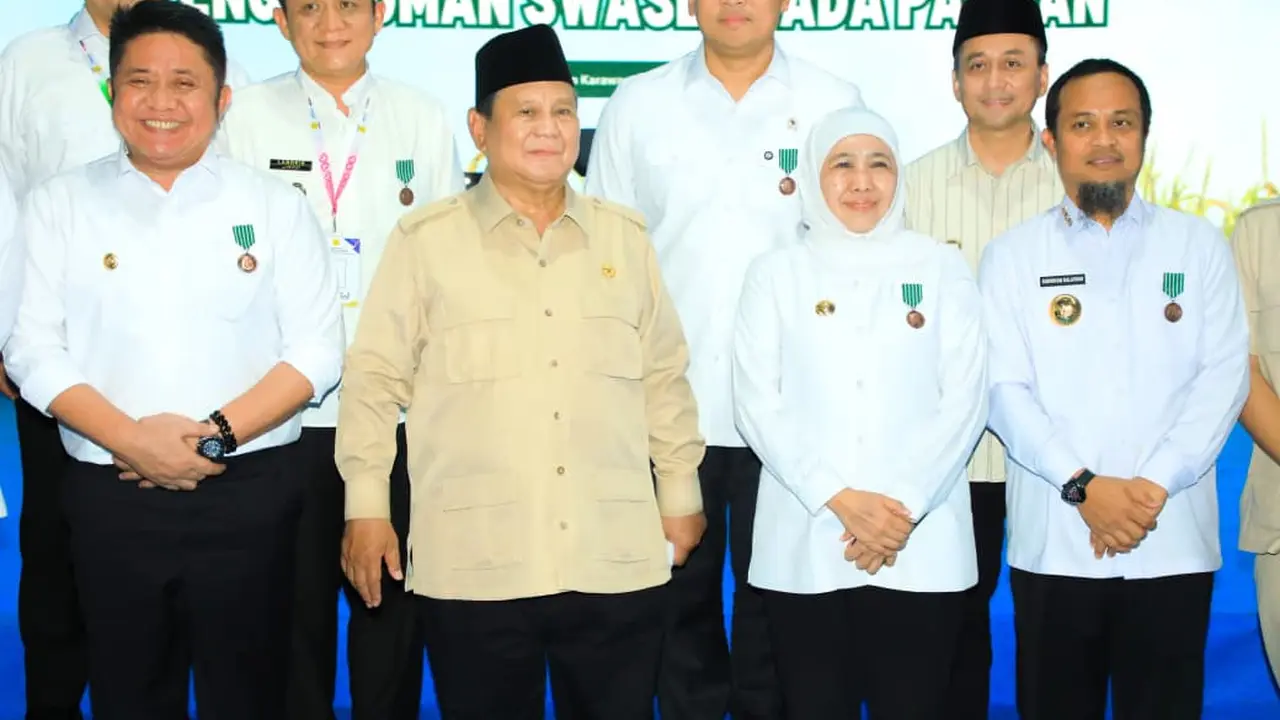 Khofifah Terima Tanda Kehormatan Satyalancana Wira Karya dari Presiden, Bukti Dedikasi Wujudkan Swasembada Pangan Nasional Tahun 2025