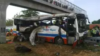 Bus bernomor polisi AD 1543 CF menabrak pembatas dengan kecepatan tinggi di Tol Palimanan-Kanci (Palikanci). 11 orang meninggal akibat kecelakaan ini. (Liputan6.com/Silvanus Alvin)