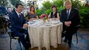 Presiden AS, Donald Trump didampingi Ibu Negara, Melania Trump dan Perdana Menteri Jepang, Shinzo Abe didampingi istrinya Akie Abe saat jamuan makan malam selama pertemuan di Resor Mar-a-Lago, Florida, Selasa (17/4). (AP/Pablo Martinez Monsivais)