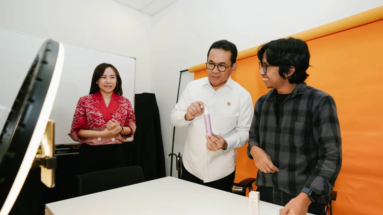 Menteri Perdagangan Budi Santoso saat menjadi host dadakan di Shopee Live  bertepatan pada pekan hari belanja online,12 Desember 2024. (Istimewa)