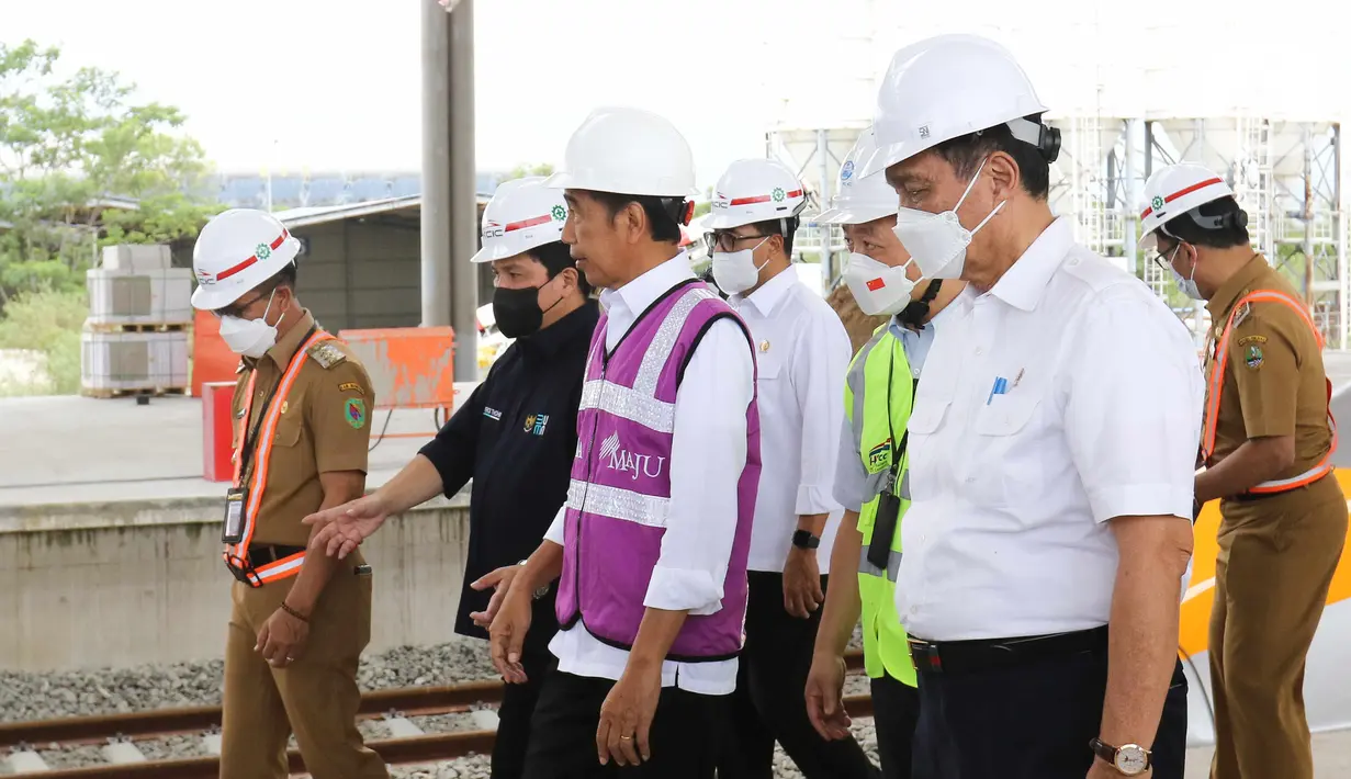Presiden Joko Widodo atau Jokowi (tengah) meninjau proyek Kereta Cepat Jakarta-Bandung di Stasiun Tegalluar, Bandung, Jawa Barat, (13/10/2022). Adapun menurut data yang diberikan KCIC, progres konstruksi untuk proyek KCJB sekarang berada di angka 78,80 persen, dengan progres investasi sebesar 89,33 persen. (Liputan6.com/Herman Zakharia)
