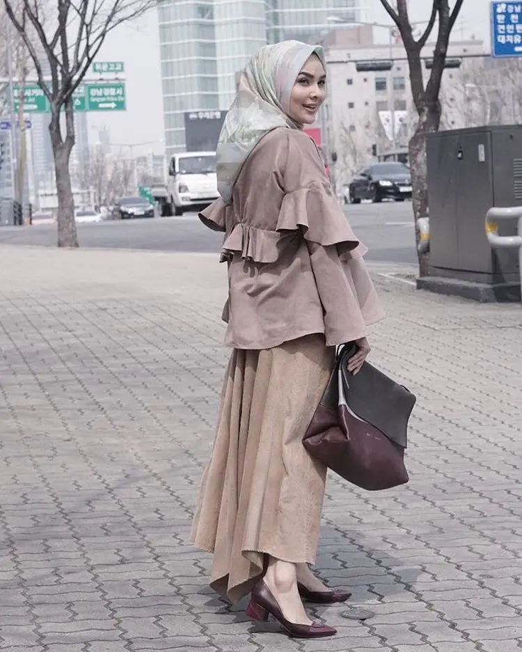 Gaya busana hijab dengan nuansa earth tone. (sumber foto: @riamiranda/instagram)