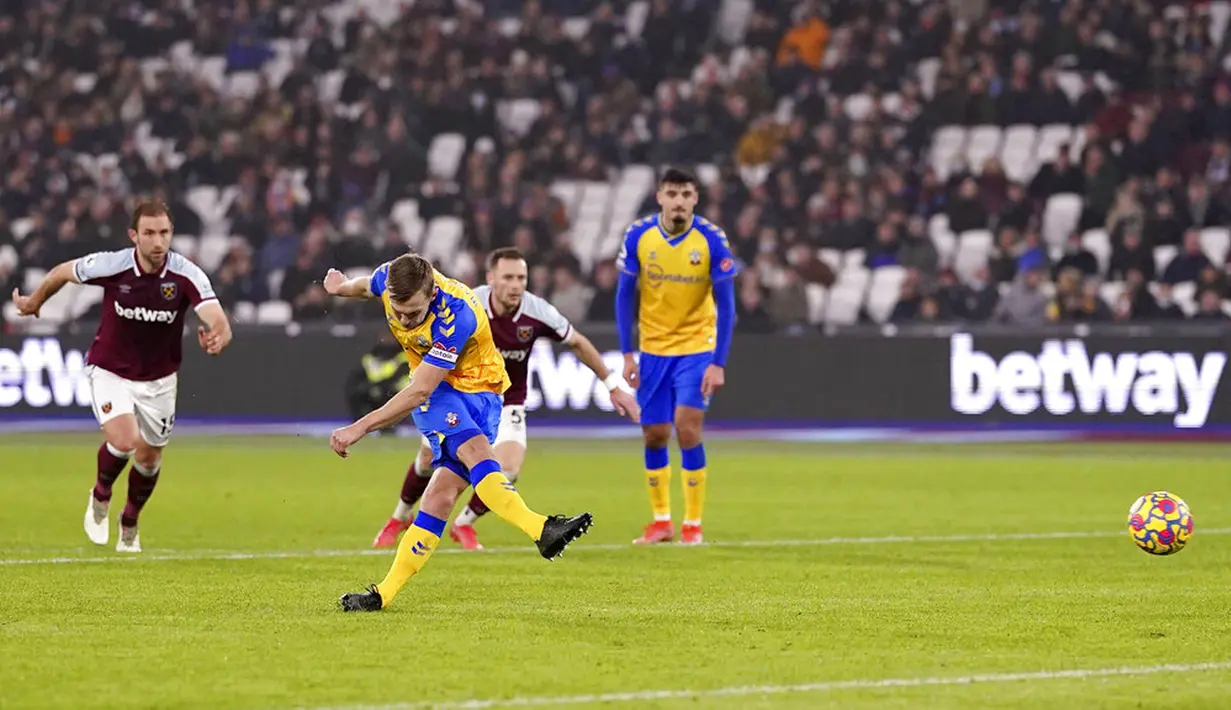 Pemain Southampton James Ward-Prowse mencetak gol ke gawang West Ham United pada pertandingan sepak bola Liga Inggris di London Stadium, London, Minggu (26/12/2021). Southampton menang 3-2. (Adam Davy/PA via AP)