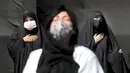 Sejumlah wanita Syiah mengenakan masker saat memperingati Hari Asyura di Teheran, Iran, Minggu (30/8/2020). Ritual untuk memperingati wafatnya Imam Hussein tersebut digelar dengan menerapkan jarak sosial dan mewajibkan penggunaan masker. (AP Photo/Ebrahim Noroozi)