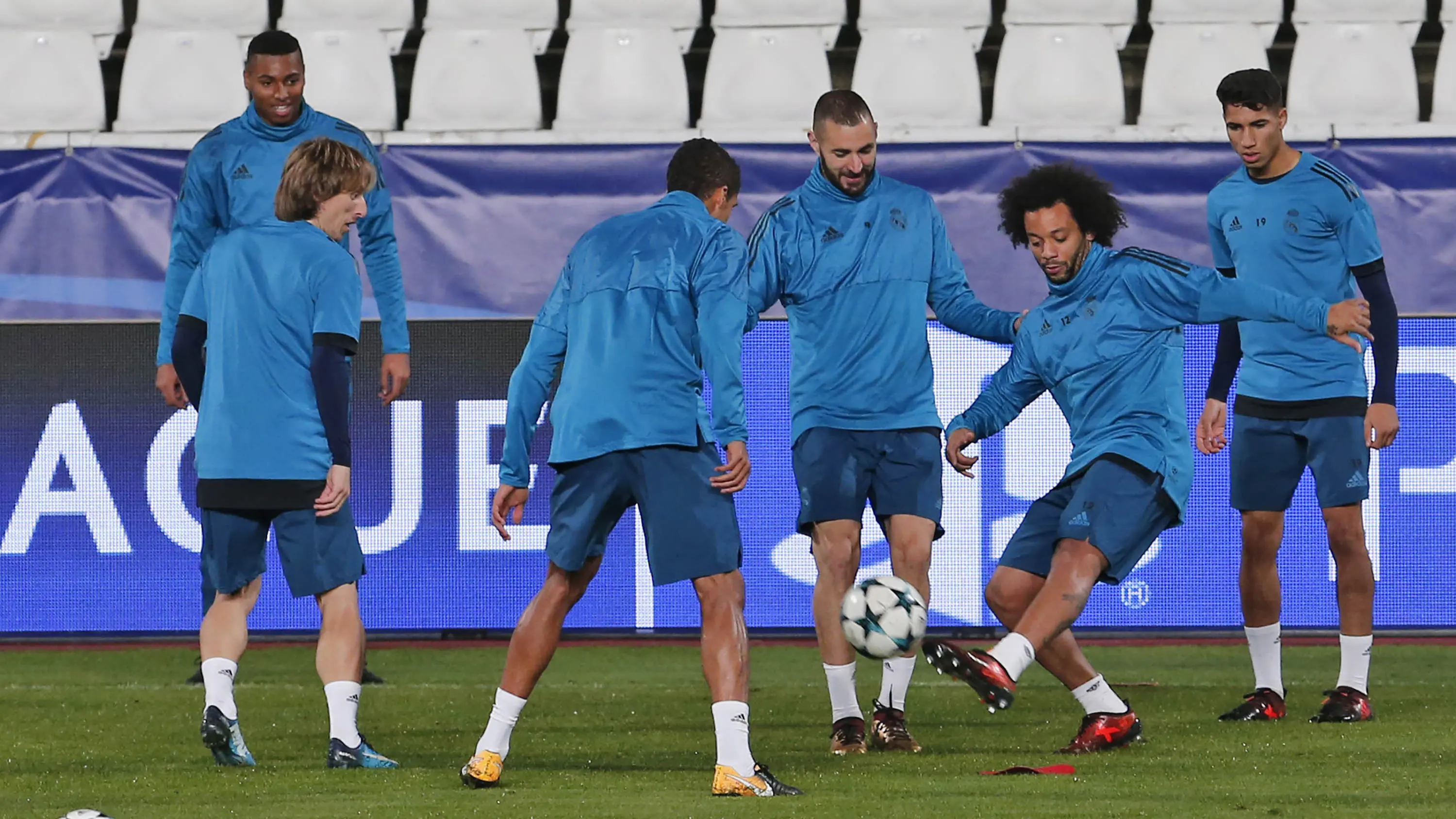 Pemain Real Madrid berlatih jelang laga melawan APOEL. (AFP/Florian Choblet)