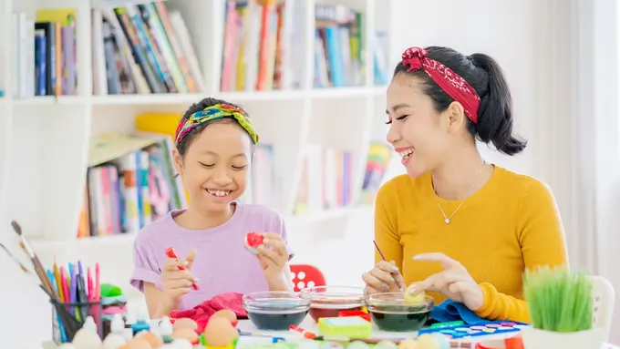 menghias telur paskah