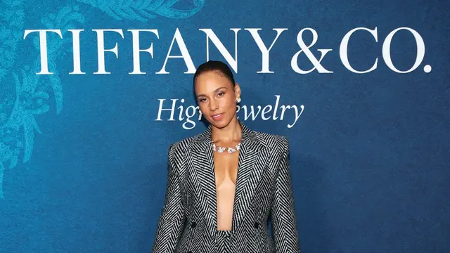 Gaya Berani Alicia Keys, Pamer Kalung Berlian Mahal Tanpa Dalaman Sama Sekali