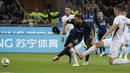 Bek Inter Milan, Danilo D'Ambrosio, mencetak gol ke gawang Fiorentina pada laga Serie A Italia di Stadion Giuseppe Meazza, Rabu (26/9/2018). Inter Milan menang 2-1 atas Fiorentina. (AP/Luca Bruno)