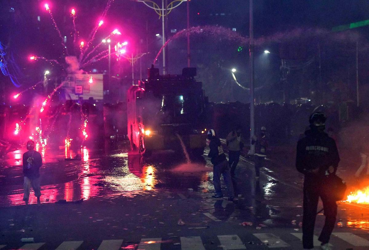 FOTO: Rusuh Pelajar dan Brimob di Pejompongan Hingga Malam Hari (ukuran kecil)