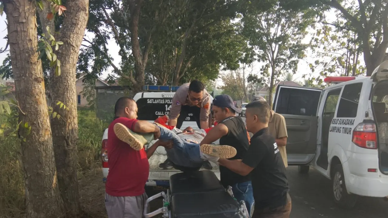 Kecelakaan pemotor dengan truk di Lampung Timur