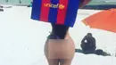 Di foto lain, Suzy membelakangi kamera sambil memegang kaos kebesaran Messi nomor 10. Wanita yang dinobatkan sebagai Miss Bum-bum 2015 ini juga tampak bangga memamerkan bokongnya. (Instagram/suzycortezofficial)