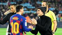 Marc Marquez dan Lionel Messi di El Clasico di Camp Nou, Kamis (19/12/2019). (AFP/Lluis Gene)