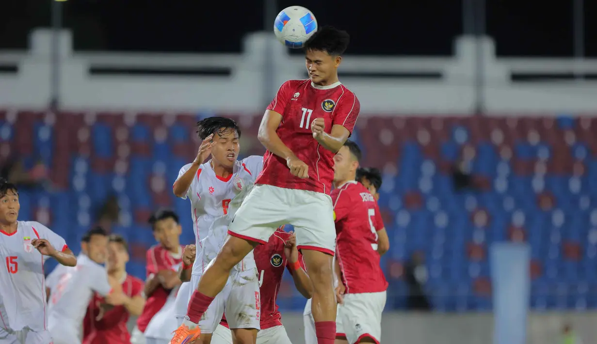 Hokky Caraka Bintang (Timnas Indonesia U-22 - tengah) berebut bola atas dengan beberapa pemain Myanmar pada pertandingan Grup C SEA Games 2025 di The 700th Anniversary of Chiang Mai Stadium, Thailand, Jumat (12/12/2025). (Bola.com/Bagaskara Lazuardi)