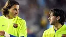 Striker baru Barcelona, Zlatan Ibrahimovic bercakap-cakap dengan rekannya Maxwell (Brasil) seusai laga persahabatan melawan Los Angeles Galaxy di Rose Bowl Stadium, Pasadena, California, 1 Agustus 2009. AFP PHOTO/GABRIEL BOUYS 