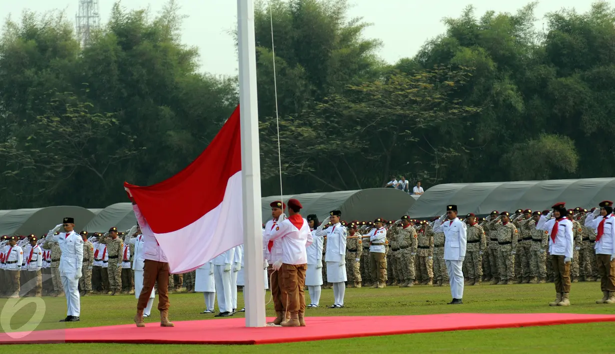 Ribuan kader Partai Gerindra melakukan upacara pengibaran bendera HUT RI ke-70 di Lapangan Nusantara Polo Club, Bogor, Jawa Barat, Senin (17/8/2015). Upacara dipimpin langsung Ketua Umum Partai Gerindra, Prabowo Subianto. (Liputan6.com/Helmi Fithriansyah)