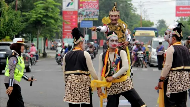 Beragam cara kreatif dilakukan Polres Cilacap untuk mengampanyekan tertib lalu lintas. (Foto: Liputan6.com/Polres Cilacap/Muhamad Ridlo)