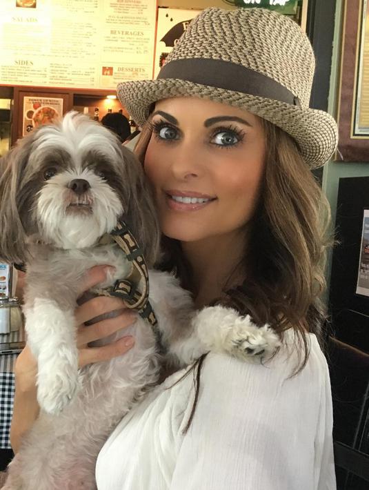 Mantan model majalah Playboy, Karen McDougal foto bersama seekor anjing. Karen mengakui awalnya tak mengira akan menjalin hubungan cukup lama dengan Presiden AS Donald Trump. (Instagram/karenmcdougal)