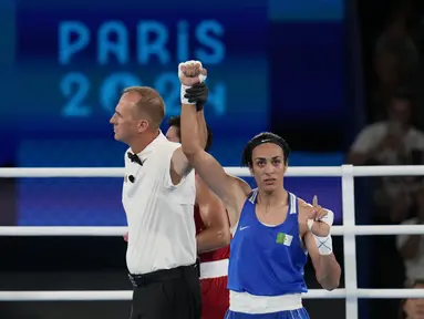 Petinju wanita asal Aljazair Imane Khelif setelah mengalahkan Janjaem Suwannapheng dari Thailand pada semifinal tinju kelas 66 kg putri Olimpiade Paris 2024 di Ronald-Garros Stadium, Rabu (7/8) dini hari WIB. (AP Photo/Ariana Cubillos)