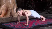 Ibrahim Lyanov saat lakukan push up (Sumber: YouTube/themagastime)