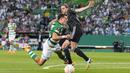 Gelandang Sporting CP, Manuel Ugarte ditekel oleh gelandang Juventus Adrien Rabiot di dalam kotak penalti Juventus dan memberikan hadiah penalti untuk Sporting CP pada leg kedua perempat final Liga Europa 2022/2023 di Estadio Jose Alvalade, Jumat (21/4/2023) dini hari WIB. (AP Photo/Armando Franca)