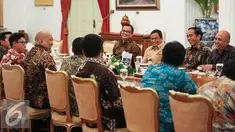 Presiden Joko Widodo tertawa berbincang dengan para komika dalam jamuan makan siang di Istana Negara, Jakarta, Kamis (17/12). Para komika datang ke Istana Negara, seperti Indro Warkop, Mongol Stress, Raditya Dika, dll. (Liputan6.com/Faizal Fanani)