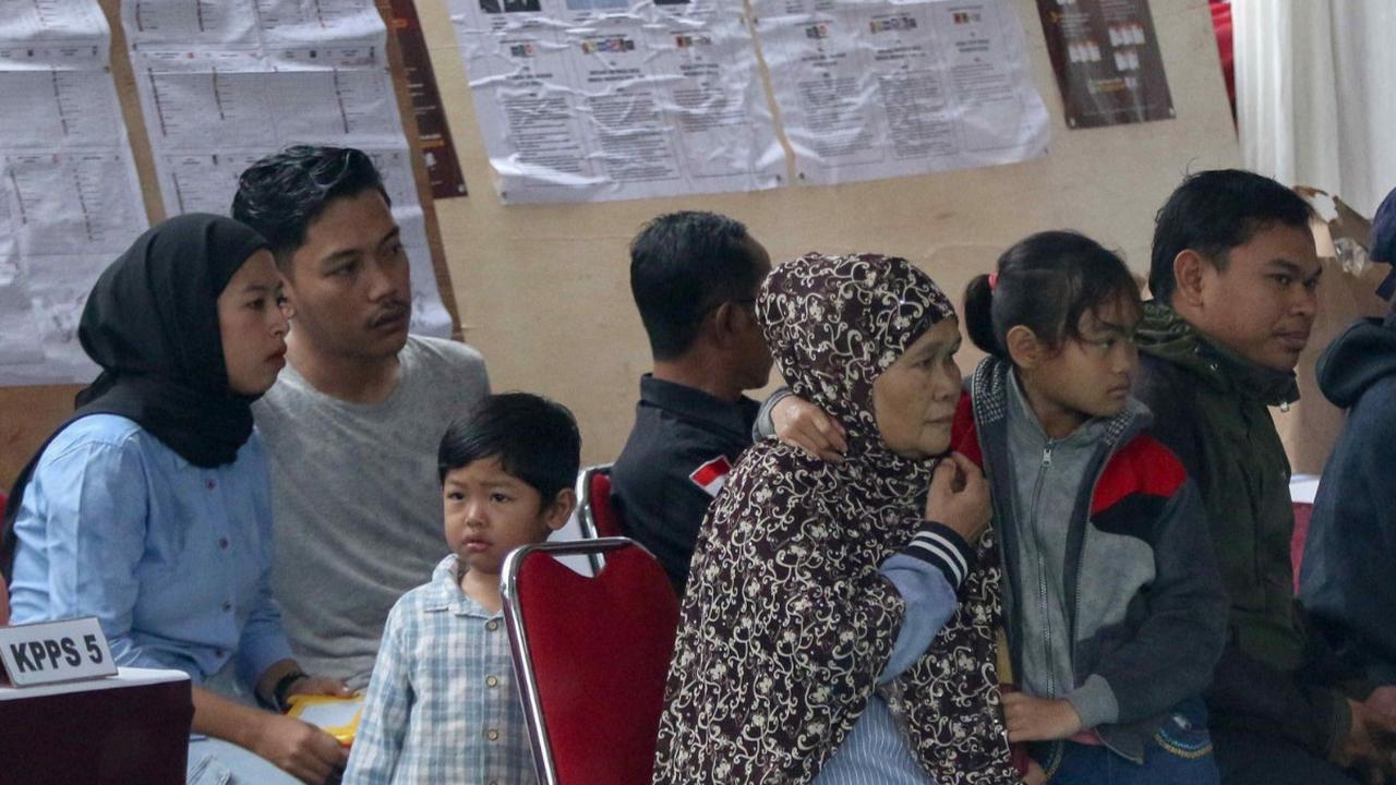 Sejumlah warga saat akan menyalurkan hak suaranya saat mengantre di bangku-bangku TPS 033 di wilayah Bojong Koneng, Kedung Halang, Kabupaten Bogor. Foto: Liputan6.com / Herman Zakharia