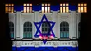 Bendera Israel menerangi Istana Parlemen sebagai bentuk solidaritas terhadap Israel di Bucharest, Rumania, Senin (9/10/2023). (AP Photo/Vadim Ghirda)