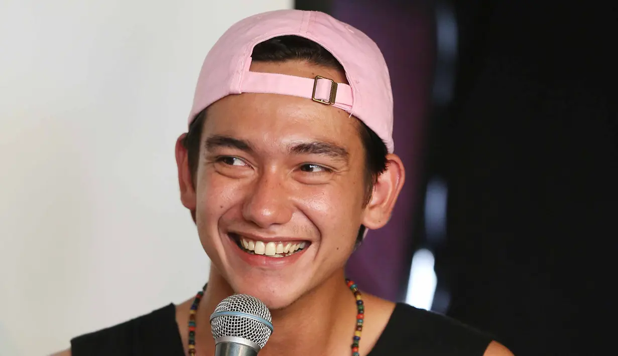 Adipati Dolken sempat tak ingin menerima tawaran bermain sebagai anak sekolahan. Kini, ia terlibat dalam film terbarunya berjudul Posesif. Dan ia kembali didampuk menjadi anak sekolahan.  (Nurwahyunan/Bintang.com)