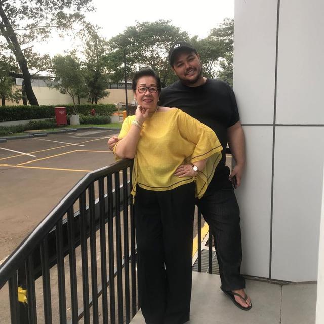 Potret Erna Ibunda Ivan Gunawan yang Stylish Banget. (Sumber: Instagram/@ernagunawan2)