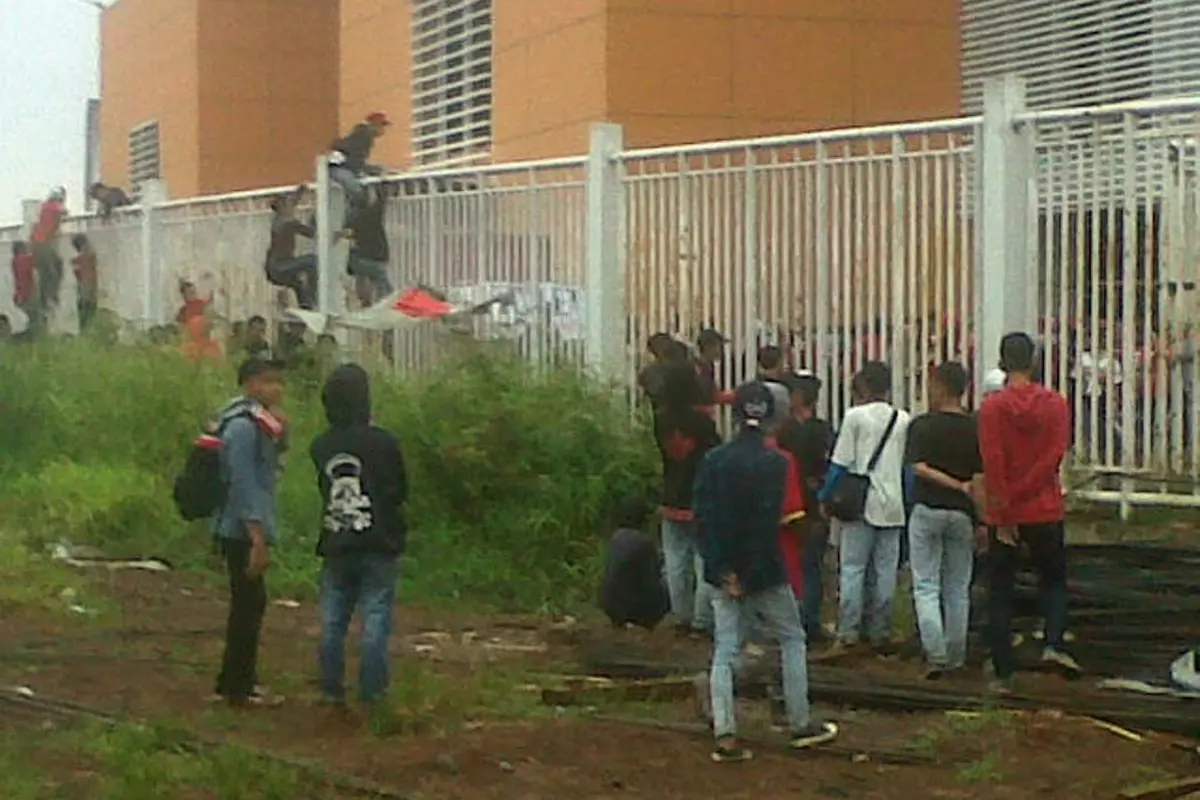 Tidak Punya Tiket, Suporter Lompati Pagar Stadion Pakansari
