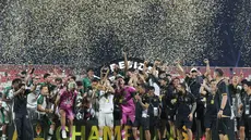 Pemain Persebaya Surabaya merayakan keberhasilan menjuarai Piala Presiden 2026 usai mengalahkan Persib Bandung melalui adu penalti 6-5 pada laga final di Stadion Kapten I Wayan Dipta, Gianyar, Bali, Kamis (6/8/2026). Kedua tim bermain imbang 1-1 hingga babak tambahan waktu sebelum Persebaya memastikan gelar juara lewat adu penalti. (KLY/Budy Santoso)