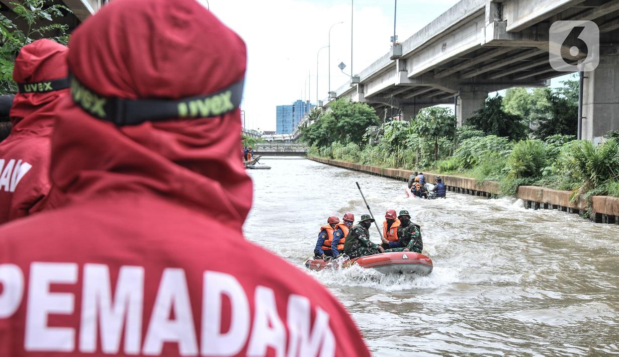 Petugas gabungan mengevakuasi korban dengan perahu karet saat simulasi penanganan banjir di Kalimalang, Cipinang Melayu, Rabu (17/11/2021). Simulasi digelar dalam rangka kesiapsiagaan petugas dalam penanganan korban banjir, terutama evakuasi warga yang terpapar Covid-19 (merdeka.com/Iqbal S Nugroho)