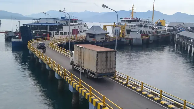 Aktivitas Pennyeberangan di Pelabuhan Ketapang Banyuwangi (Istimewa)