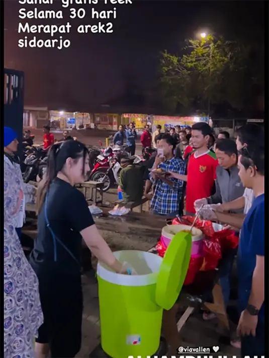 Masyarakat yang ikut makan sahur gratis tersebut tampak antusias. Via dibantu beberapa orang menyiapkan makan sahur gratis. Pelantun lagu Sayang itu tampak santai mengenakan kaos warna hitam dan celana 3/4 warna senada. [Instagram/chevra_yo88]