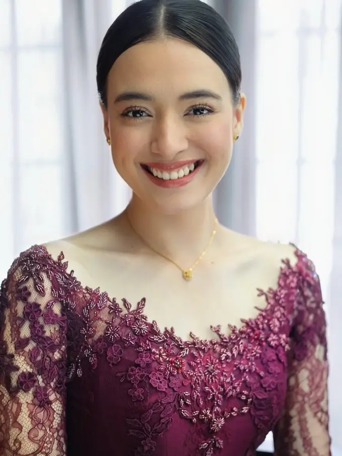 Pesona Mawar Eva de Jongh saat Wisuda, Dirias Makeup Natural Pancarkan Kecantikan Alami