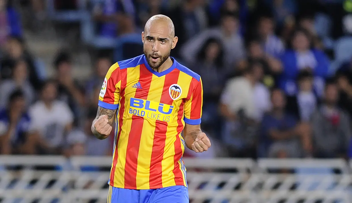 Striker Valencia, Simone Zaza, melakukan selebrasi usai mencetak gol ke gawang Real Sociedad pada laga La Liga di Stadion Anoeta, Minggu (24/9/2017). Valencia menang 3-2 atas Real Sociedad. (AFP/Ander Gillenea)