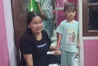 Seorang ibu membawa anaknya berobat namun ditolak RS karena tidak memiliki BPJS Kesehatan. (Liputan6.com/yandhi Deslatama)