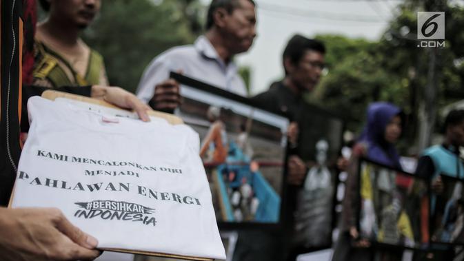 Massa aksi gerakan #BersihkanIndonesia berkostum superhero mendatangi markas TKN Jokowi-Ma'ruf Amin, Jakarta, Rabu (13/2). Mereka menantang Capres 01 Joko Widodo menjadi pahlawan yang menyelamatkan Indonesia dari bencana iklim (Liputan6.com/Faizal Fanani)